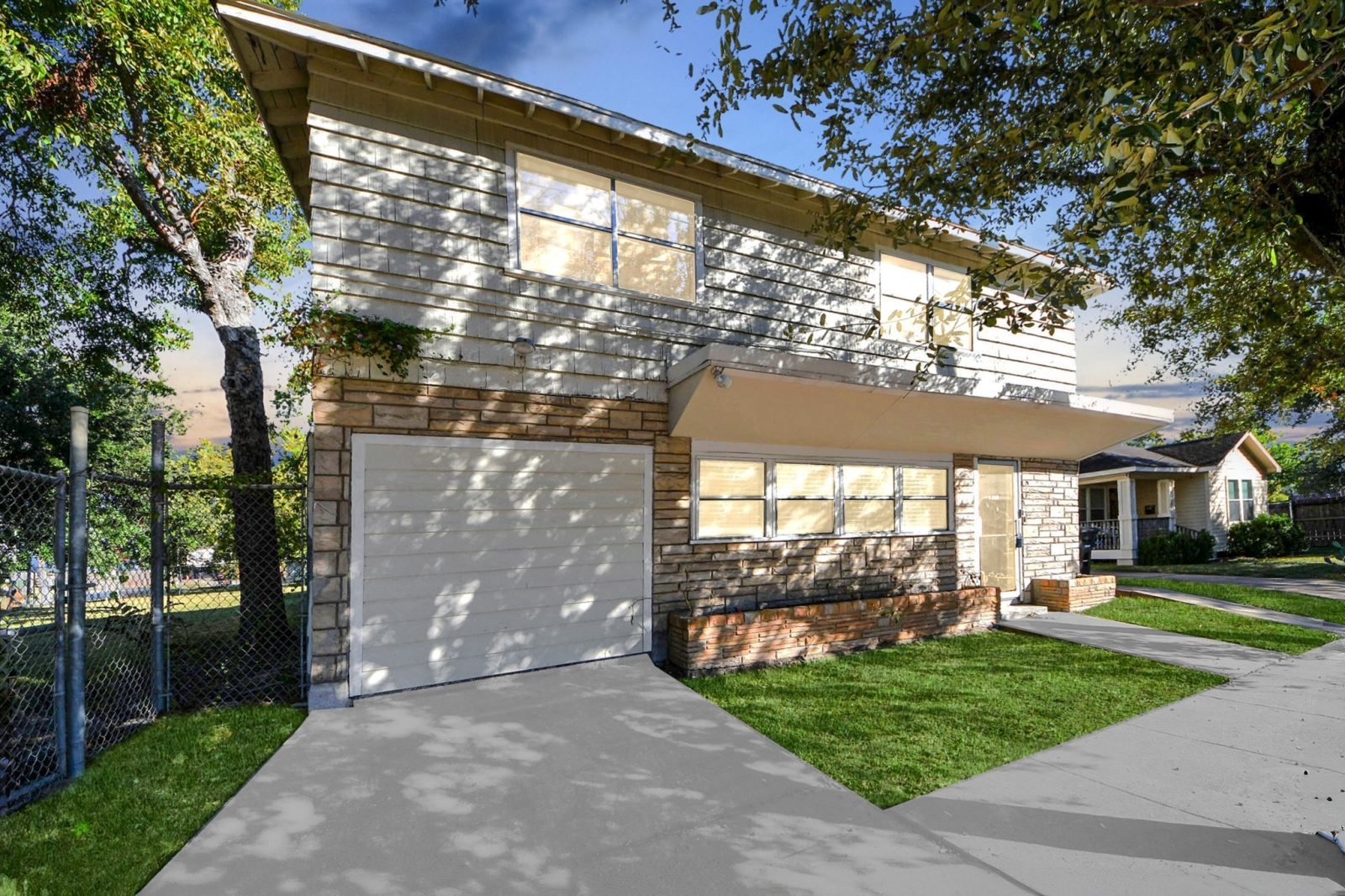 5303 Lyons Avenue exterior